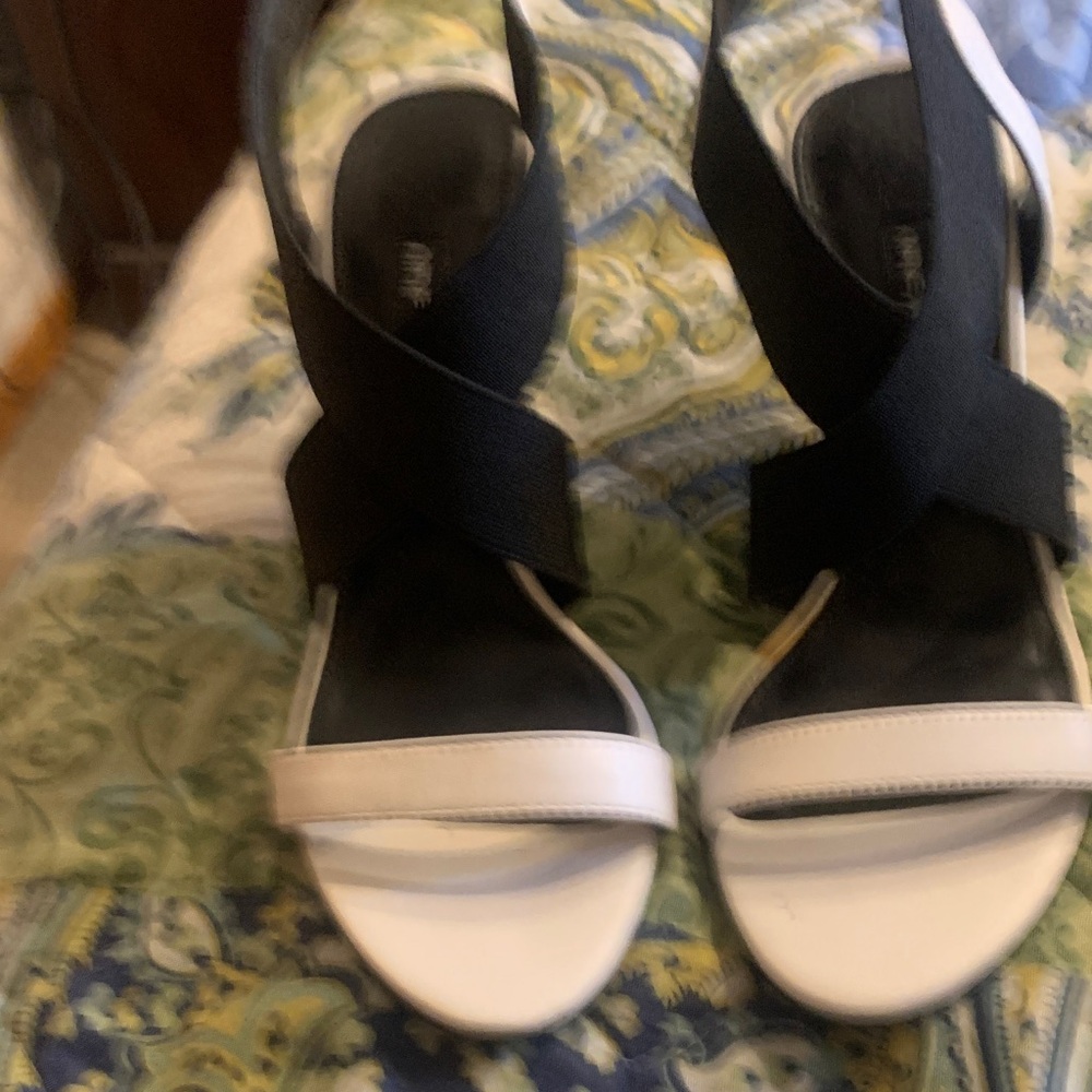 Sandals. Like new - Picture 1 of 4